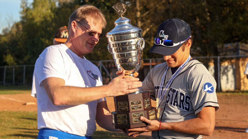 Президент Федерации бейсбола России Дмитрий Киселев вручает переходящий Кубок чемпионов России по бейсболу капитану московской команды «Северные Звезды».___Федерация бейсбола России.jpg